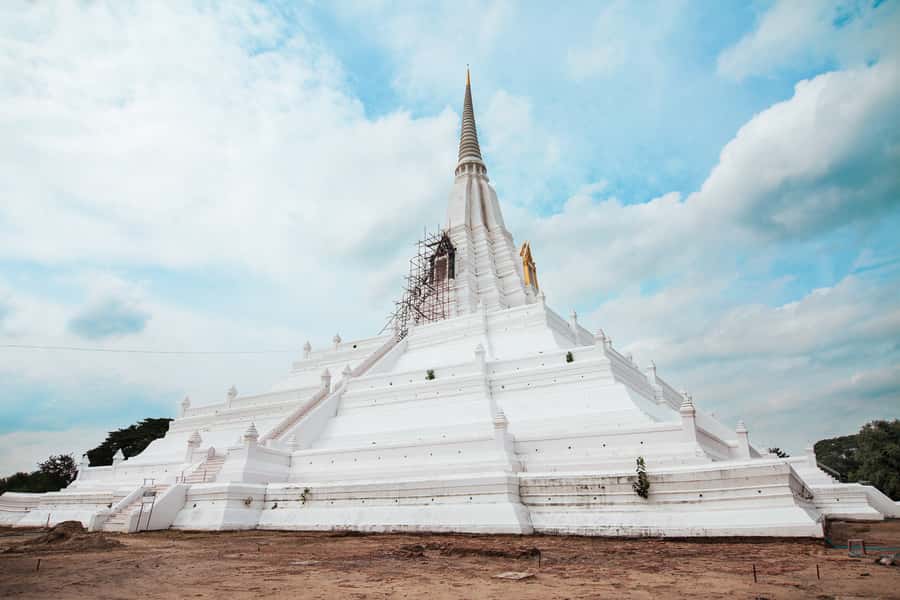 Bangkok: Ayutthaya & Lopburi Monkey Temple Private Day Trip - Phra Prang Sam Yod Monkey Temple: feeding macaques and staying safe