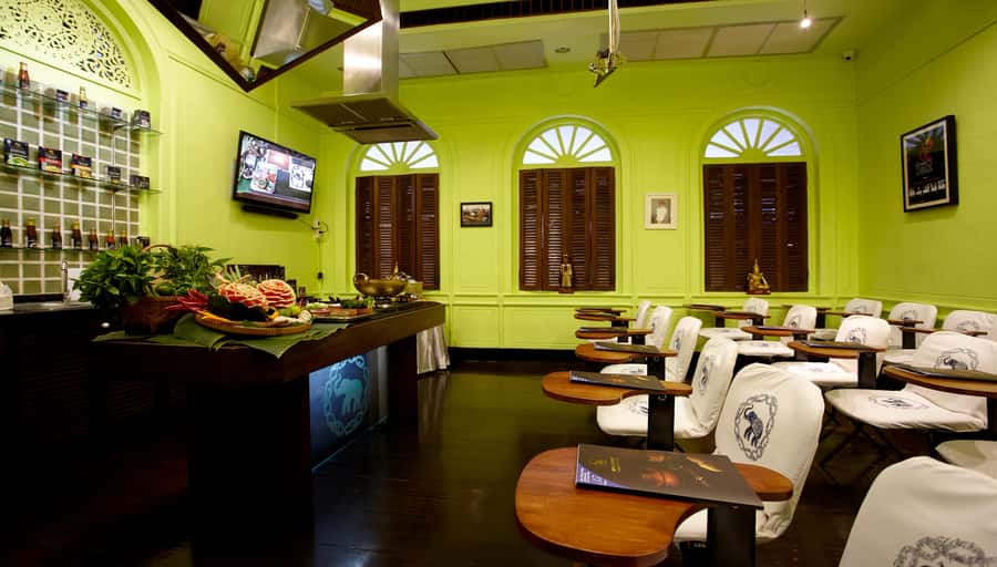 Bangkok: Blue Elephant Thai Cooking Class - Eating in the historic dining room: more than a snack break