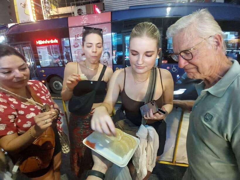 Bangkok: Chinatown Food Tour with Michelin Food Stalls - Meeting at Wat Mangkon Kamalawat and stepping into Yaowarat’s food streets