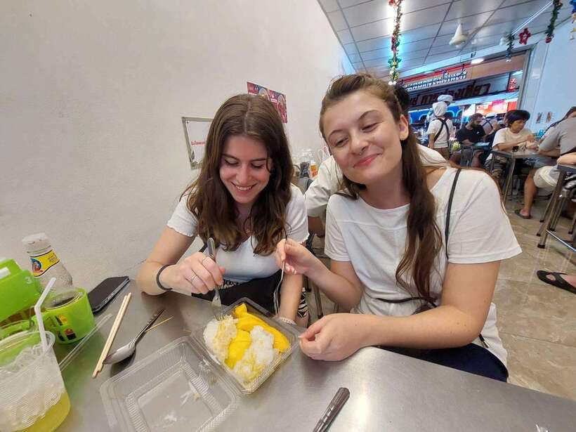 Bangkok: Chinatown Food Tour with Michelin Food Stalls - Temple-to-street history: Chinese immigrant influence, explained as you eat