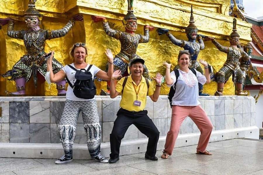 Bangkok: City Highlights and Landmarks Private Walking Tour - Chinatown on foot: shops, snacks, and souvenir hunting with direction