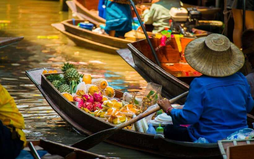 Bangkok: Damnoen Saduak and Train Market with Boat Ride - Maeklong Railway Market: when the train turns shopping into theater
