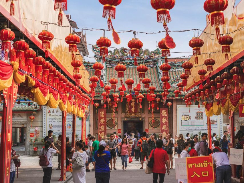 Bangkok: Discover a Taste of Chinatown – 2 Hr Walking Tour - Temple Moments and How Thai Prayer Etiquette Shows Up