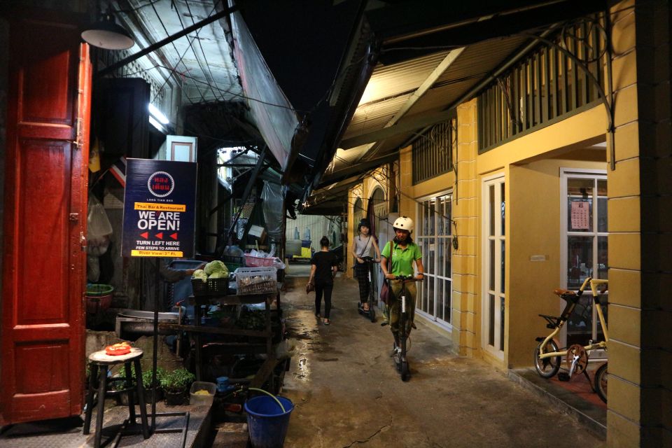 Bangkok: E-Scooter Night Tour with Local Street Food - Pak Khlong Talat flower market: why 24 hours matters