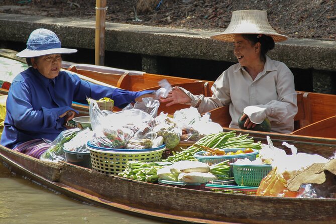 Bangkok: Floating Market and Train Tour with Guide in Spanish and English - Stop 1: Mae Klong Railway Market (Hoop Rom Market) Trackside Spectacle