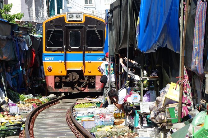 Bangkok: Floating Market and Train Tour with Guide in Spanish and English - Stop 3: Damnoen Saduak Floating Market by Paddleboat