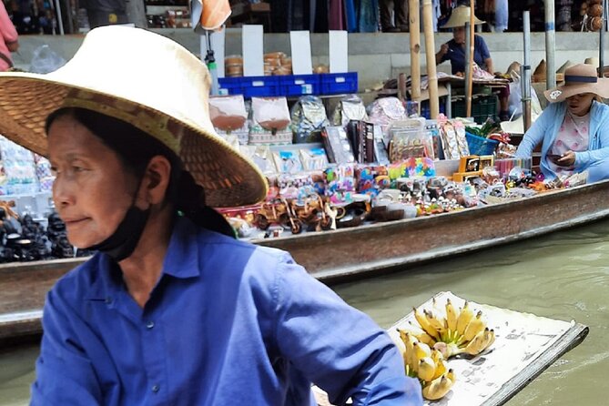 Bangkok: Floating Market and Train Tour with Guide in Spanish and English - The Floating Market Reality Check: Crowds, Smell, and River Conditions
