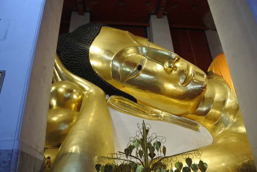 Bangkok: Grand Palace & Wat Pho Half-Day Private Tour - Wat Pho: the Reclining Buddha at full scale