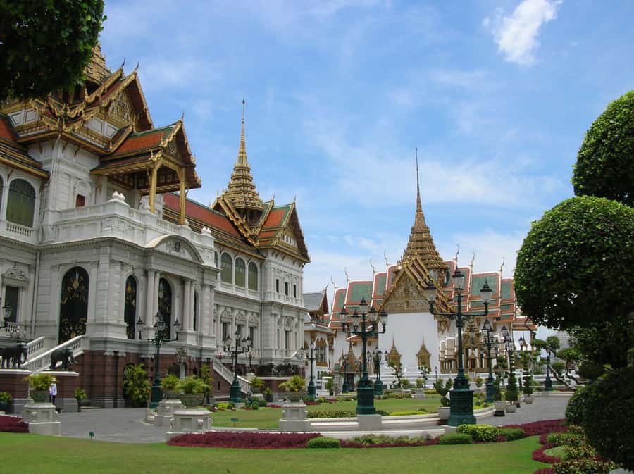 Bangkok: Grand Palace & Wat Pho Half-Day Private Tour - Tha Thien Market: the food-market contrast on the way back
