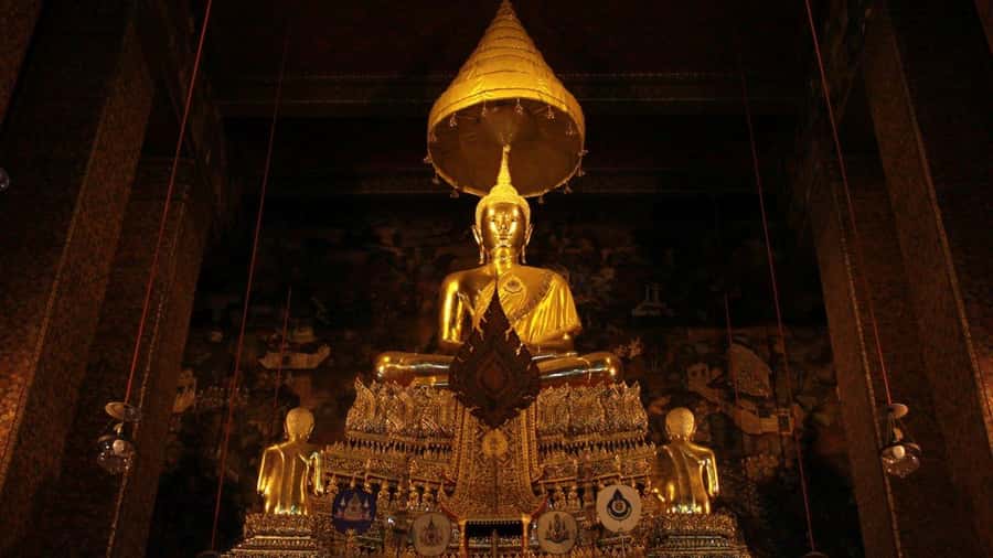 Bangkok: Grand Palace & Wat Pho Half-Day Private Tour - Grand Palace: gold rooftops, royal power, and the Emerald Buddha