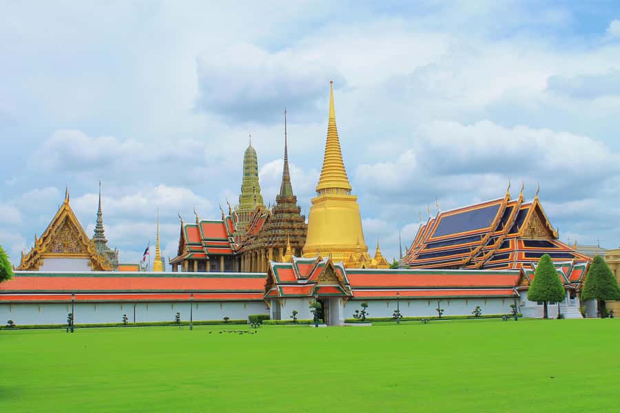 Bangkok: Highlights, Temples, and Canal Tour with Lunch - Wat Arun (Temple of Dawn): photos, steps, and a shopping breather