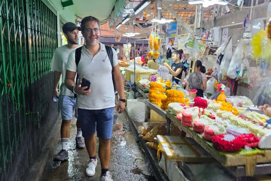 Bangkok in a Day: Must-Visit Highlights Tour with a Guide - Bangkok Noi and the long-tail canal ride: the quieter Bangkok view