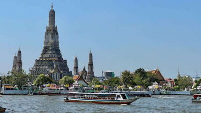 Bangkok: Longtail Boat Canal Tour to Wat Arun - Tha Tian Pier Start: Finding the Boat and Getting Set