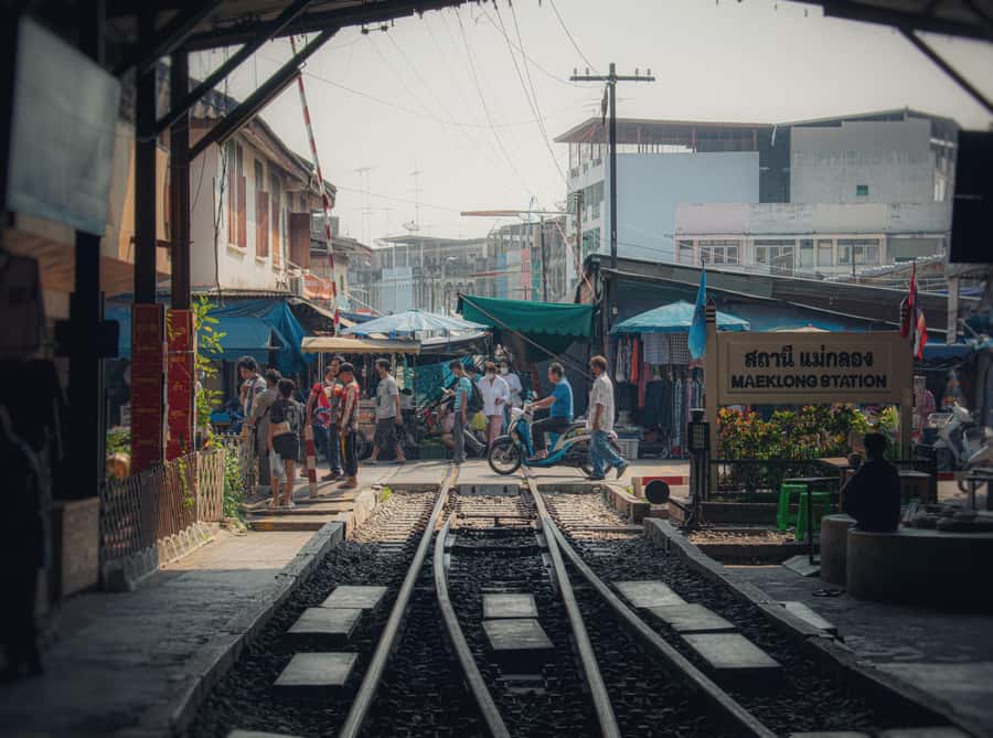 Bangkok: Maeklong Train Market & Floating Market Day Tour - Who this day tour is best for (and who should skip it)