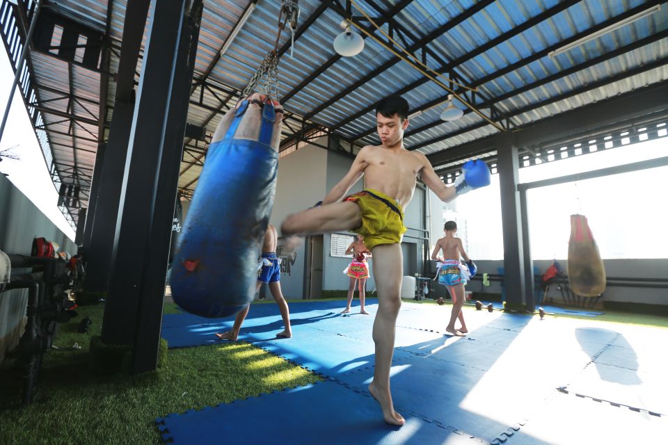 Bangkok: Muay Thai Boxing Class for Beginners - Entering the Rooftop Gym and Finding Your Meeting Point