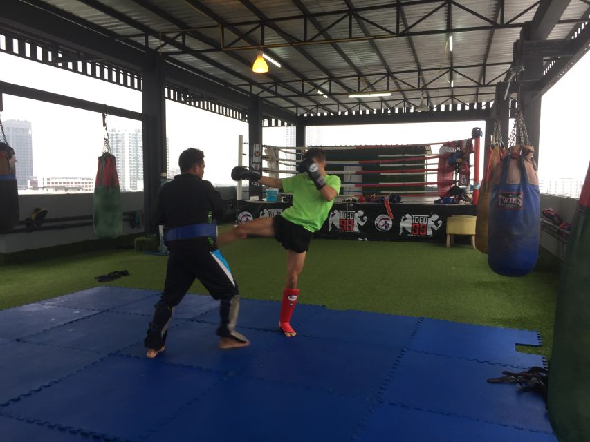 Bangkok: Muay Thai Boxing Class for Beginners - Logistics That Matter: Heat, Towel, Shower, and Timing