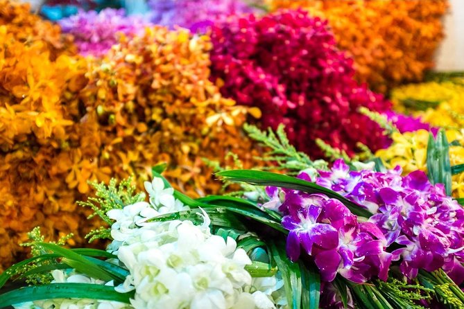 Bangkok: Night Bike Tour with Temples & Flower Market Visit - Wat Rakang Kositaram and the quiet shift toward the flower market