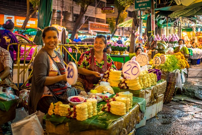 Bangkok: Night Bike Tour with Temples & Flower Market Visit - Pak Khlong Talat flower market at evening: what to expect and how to use it