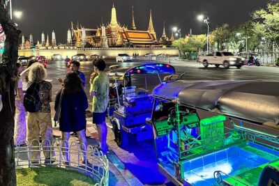 Bangkok Night Tour: Food, Temple & Tuk Tuk - Stop 1: Wat Prayurawongsawat Worawihan after dark