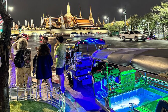 Bangkok Night Tour: Food, Temple & Tuk Tuk - Stop 1: Wat Prayurawongsawat Worawihan after dark
