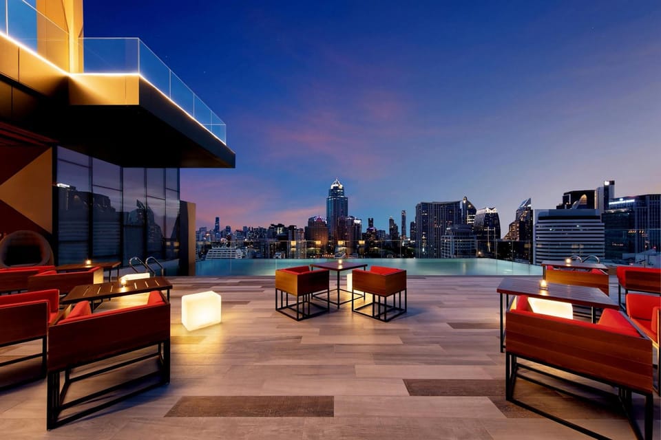 Bangkok: RedSquare Rooftop Bar at Novotel Sukhumvit 4 - Panoramic Bangkok views: where the photos actually come from