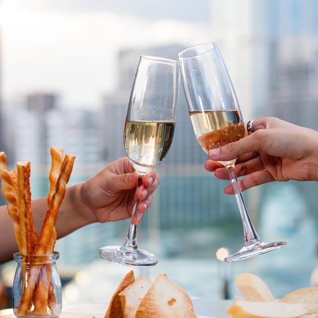 Bangkok: RedSquare Rooftop Bar at Novotel Sukhumvit 4 - Live DJ and music mood: fun energy with one possible mismatch