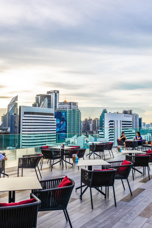 Bangkok: RedSquare Rooftop Bar at Novotel Sukhumvit 4 - Service style and small-group pacing (up to 6 participants)
