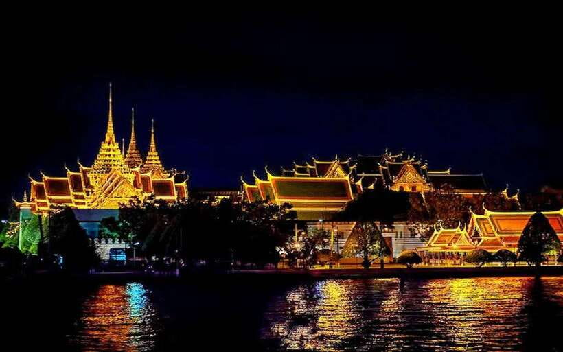 Bangkok: Royal Princess River Dinner Cruise with Live Music - Rama VIII Bridge and the duck-under moment