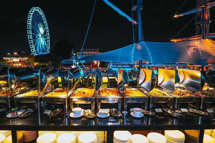 Bangkok: Royal Princess River Dinner Cruise with Live Music - Buffet and seafood: what’s included and how to avoid the dinner line trap