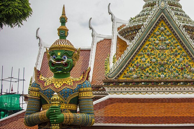 Bangkok Temples Tour - Wat Pho Thai Traditional Massage School and the reclining Buddha moment
