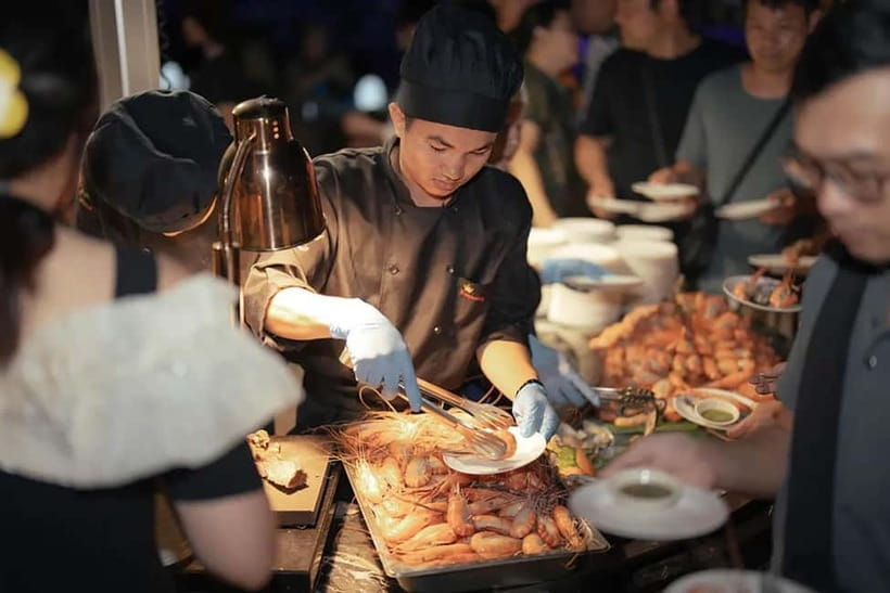 Bangkok: The Planet Dinner Cruise - Live entertainment and JBL sound: when the party takes over