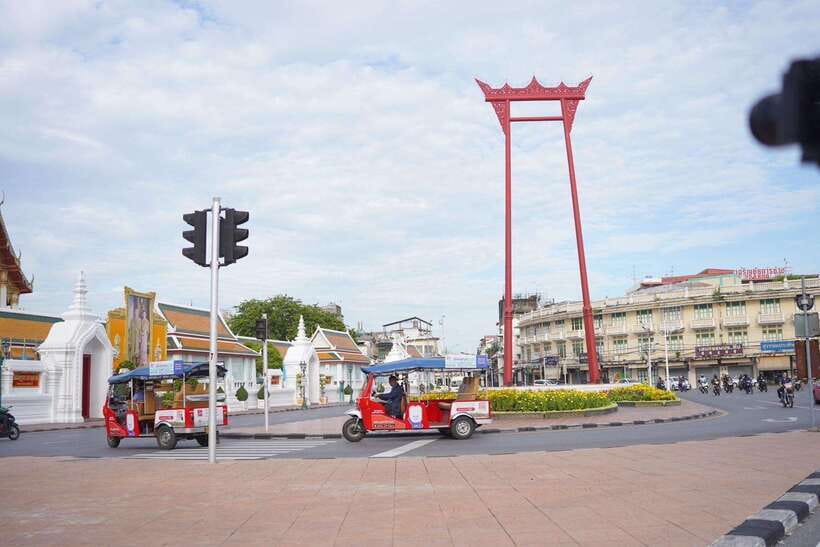 Bangkok: Tuk Tuk Day Pass App & Boat Chao Phraya River - Chaopraya River boat window: how to time it for the best payoff