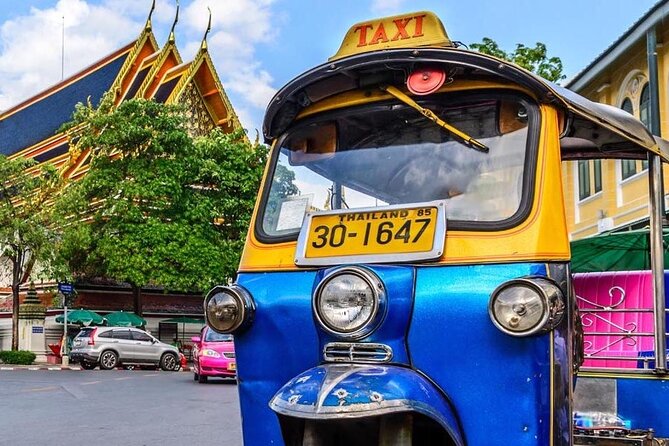 Bangkok Tuk Tuk Tour - Hotel-pickup & Dinner - Stop 1: Kuan Yim Shrine and a calm start inside Chinatown