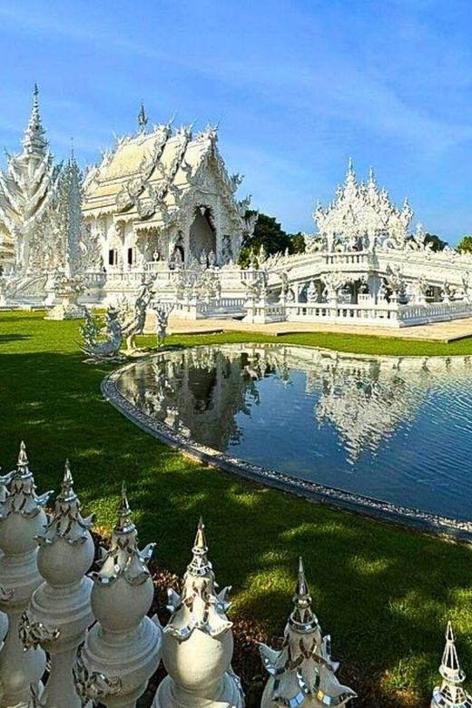 Chiang Mai: Chiang Rai Temples, Golden Triangle & Boat Tour - The lunch break: Thai buffet with a backup plan