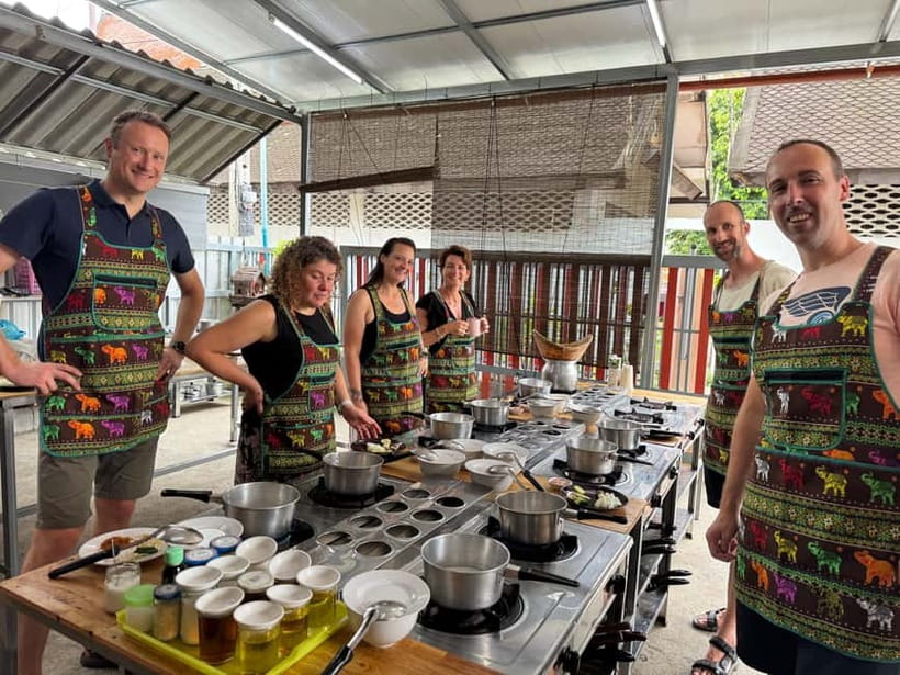 Chiang Mai: Cooking Class with Market Tour and Pickup - The Curry Paste Workshop: Green, Red, Yellow, and More