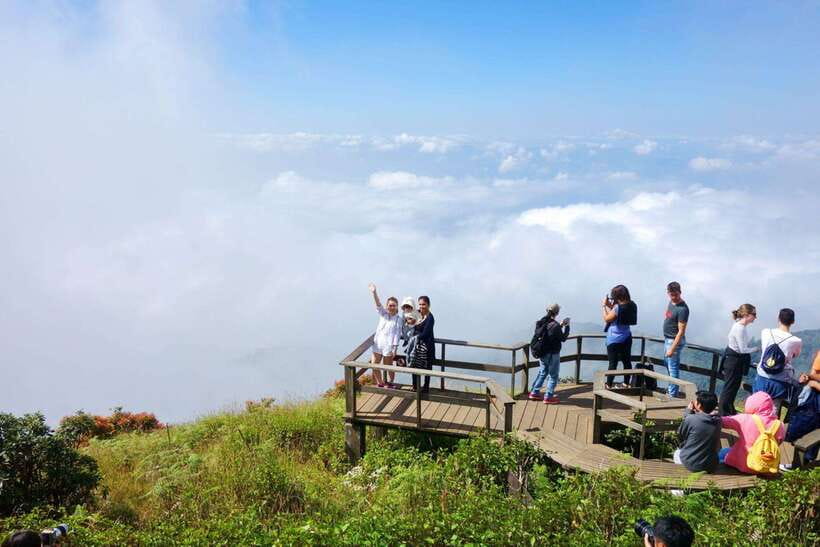 Chiang Mai: Doi Inthanon Park Tour & Kew Mae Pan Trail Hike - The Twin Pagodas of King and Queen: Views Plus a Real Dress Code