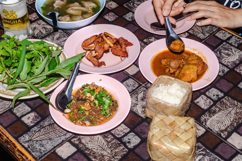 Chiang Mai: Food Tour by Songtheaw Truck with 15+ Tastings - Market stop and snack finale: how it sets you up for ordering later