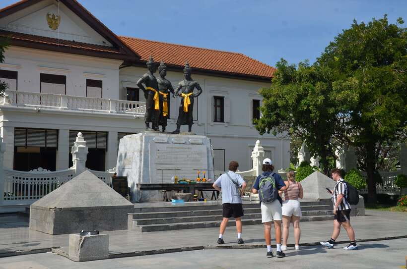 Chiang Mai: Historic Temples and City Guided Walking Tour - Wat Phan Tao: The Teak Viharn and the Royal Throne Moment