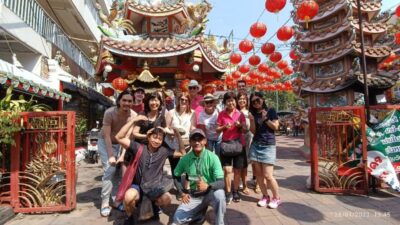Chiang Mai: Local Food and Markets Guided Walking Tour - Stop 1: Lung Khajohn Wat Ket and Khao Kriab Pak Moh