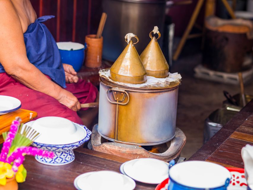 Chiang Mai: Local Food and Markets Guided Walking Tour - Warorot Market: Where You Eat, Browse, and Spot Local Life
