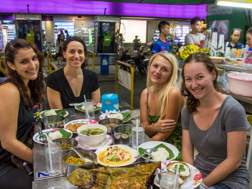 Chiang Mai: Private Historic Old City Bike Tour - Night - Market stop for snacks: simple choices with guide help