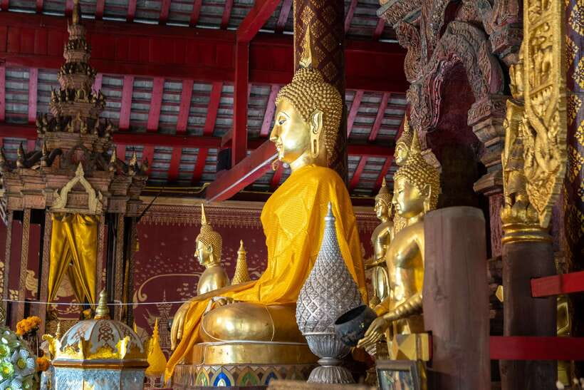 Chiang Mai: Private Historic Old City Bike Tour - Night - Wat Chedi Luang: ruined chedi, City Pillar symbolism, big-at-night atmosphere