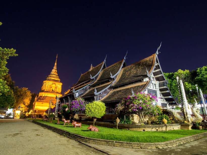 Chiang Mai: Private Historic Old City Bike Tour - Night - Temple variety on your departure: Wat Chiang Man vs Wat Lok Molee