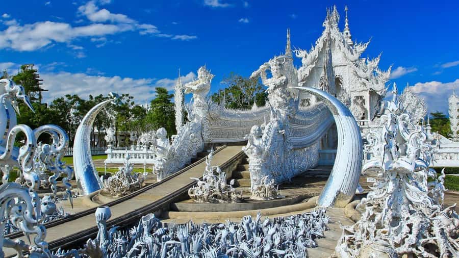 Chiang Rai: White, Blue, Red Temples, Long Neck Tour - Huay Pla Kang (Red Temple): the 9-floor pagoda and giant Buddha