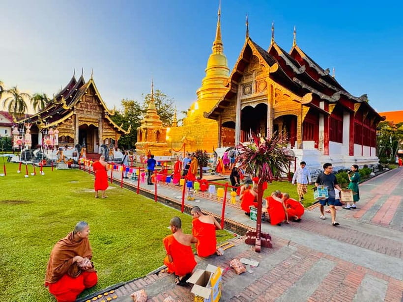 Chiangmai: Temple And City Walking Tour With Ex-Monk - Wat Chedi Luang’s Ruined Chedi: The 1545 Earthquake You Can Still See