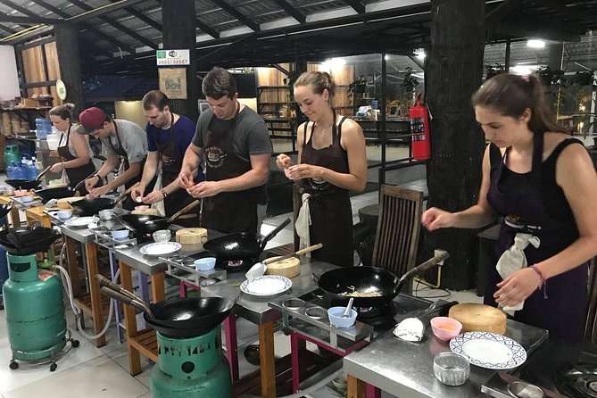 Evening Cooking Class in Organic Farm with Local Market Tour - Why This 5-Hour Evening Class Works in Chiang Mai