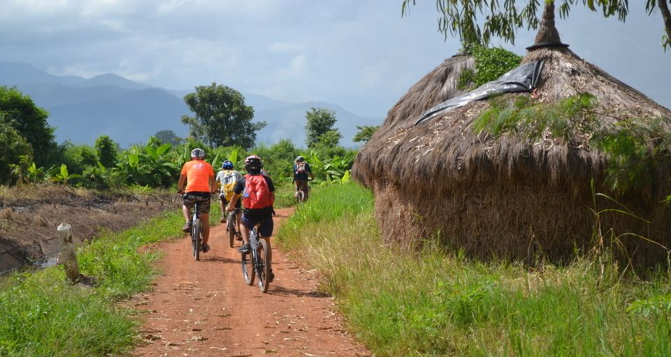 From Chiang Mai: Mae Taeng Valley and Waterfalls Cycle Tour - Wat Ban Den: temple details that slow you down (in a good way)