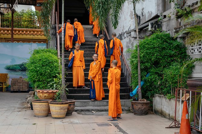 Full Day Bangkok PRIVATE City Tour With Locals - Wat Trimit & Wat Pho tickets - How the logistics fit into a real 5-hour schedule