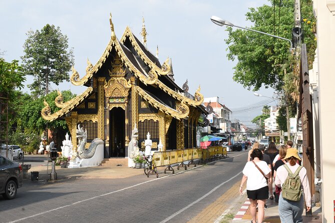 Go where the locals go, Eat what the locals eat! Food Tour with Local Foodies - How this Chiang Mai food tour actually feels on the ground