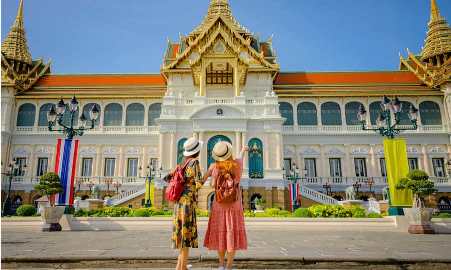 Grand Palace, Damnoen Floating Market & Maeklong Market Tour - Talat Rom Hup at Maeklong: seeing vendors reset in seconds